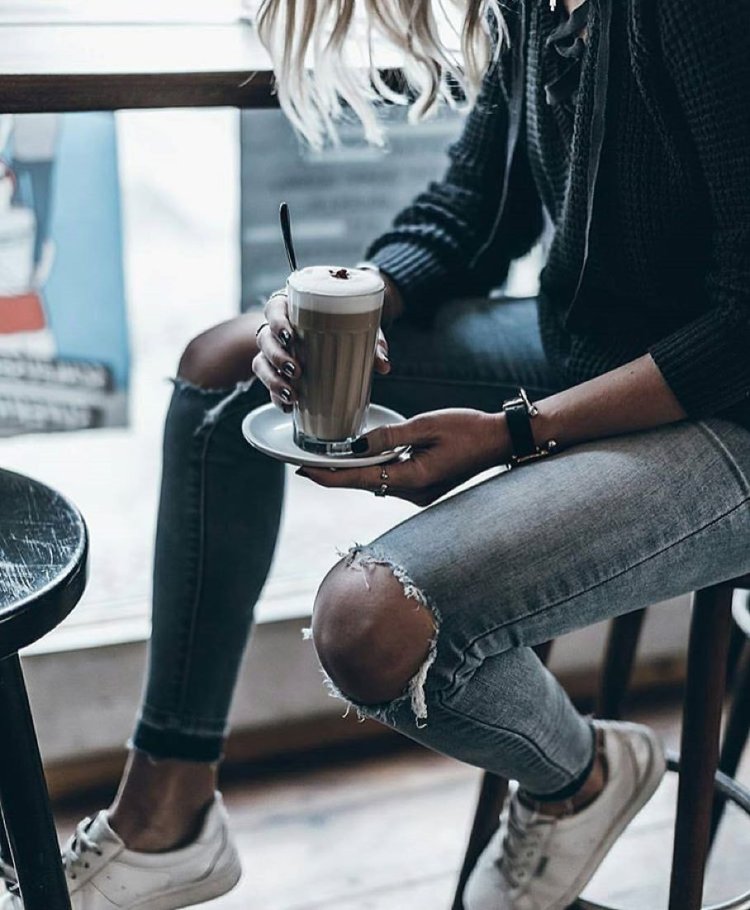 Девушка с кофе