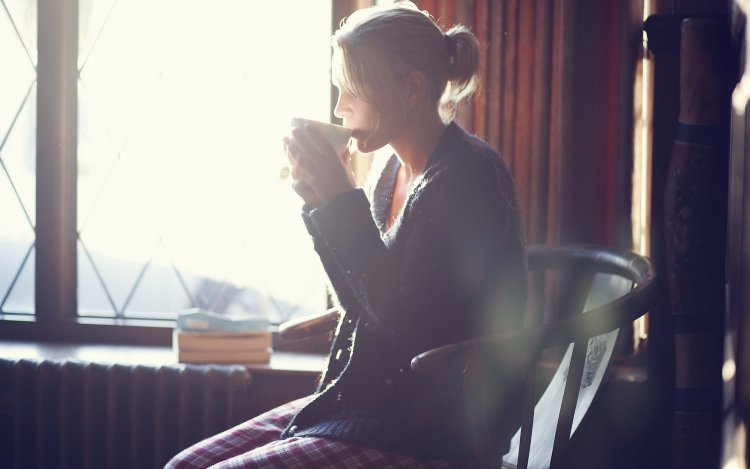Девушка с кружкой у окна