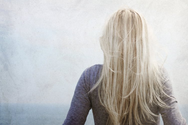 Блондинка стоит спиной