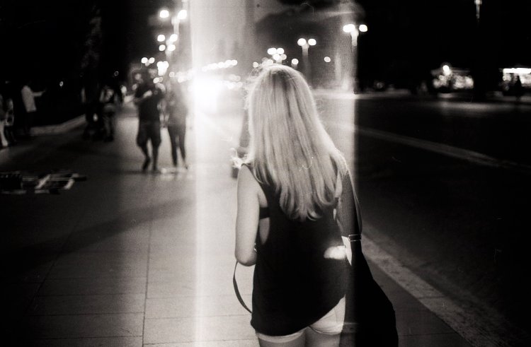 Блондинка на улице со спины