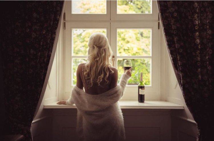 Девушка у окна