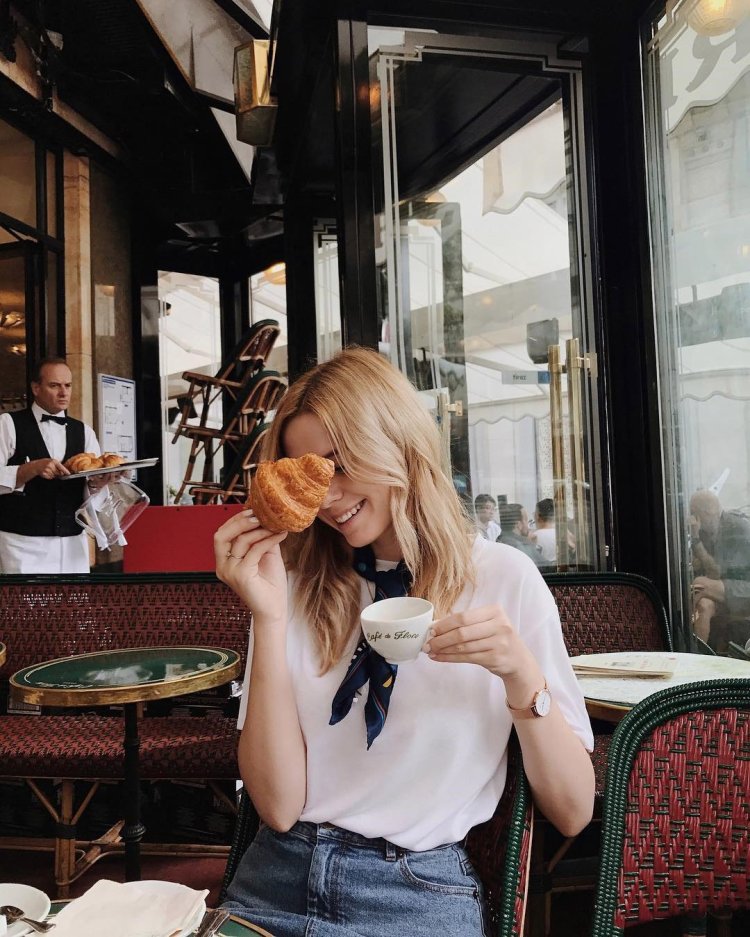 Красивые блондинки в кафе