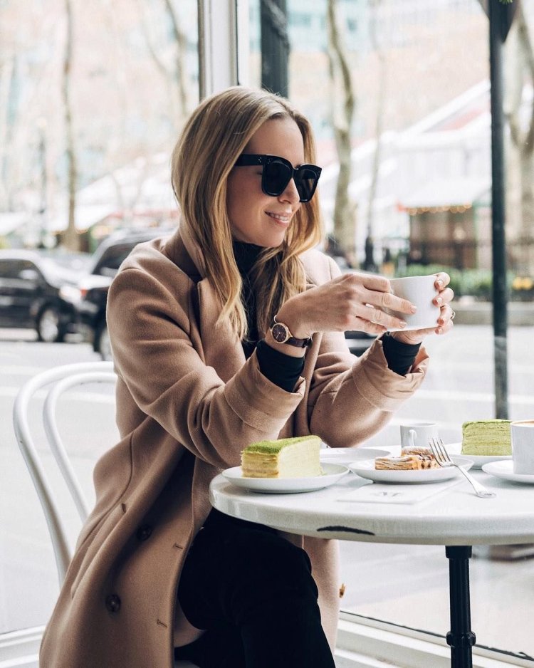 Красивая девушка в кафе