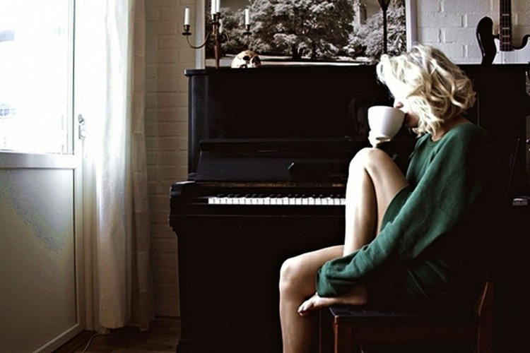 Блондинка у пианино