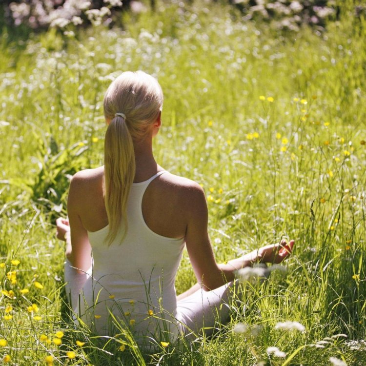 Блондинка со спины летом