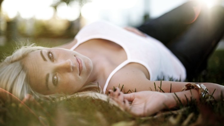 Блондинка лежит на траве