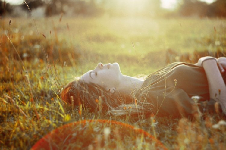 Девушка лежит в поле сверху