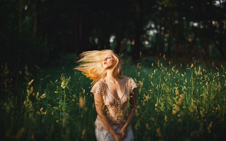 Светловолосая девушка в лесу
