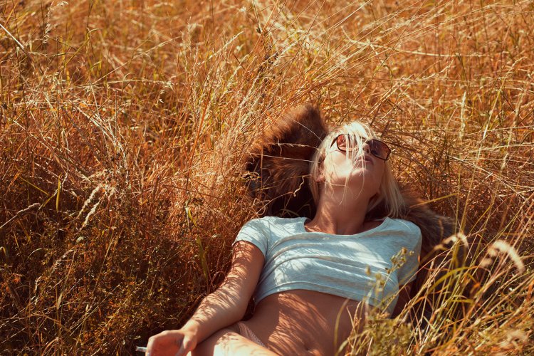 Девушка лежит в поле