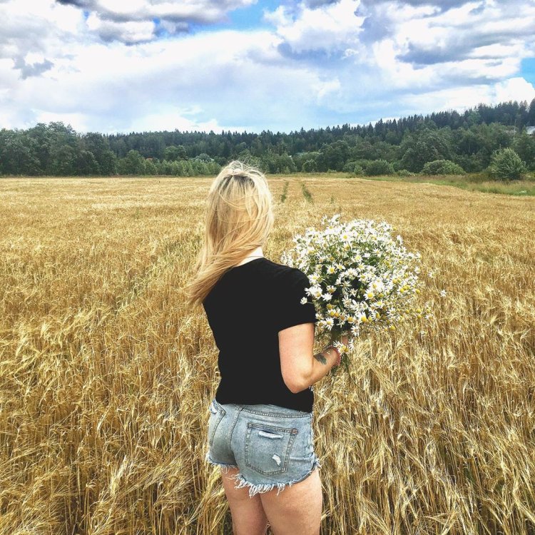 Девушка в поле со спины