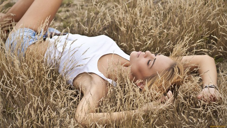 Девушка лежит на траве