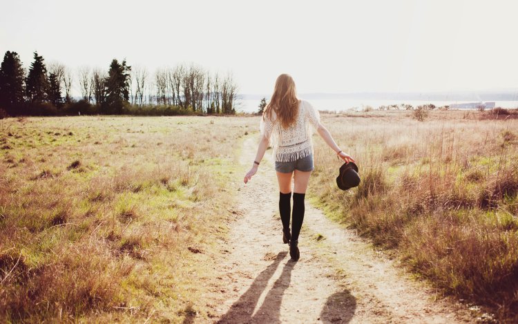 Девушка идет спиной