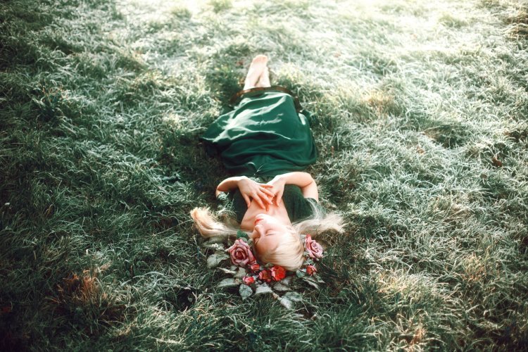 Девушка лежит на траве