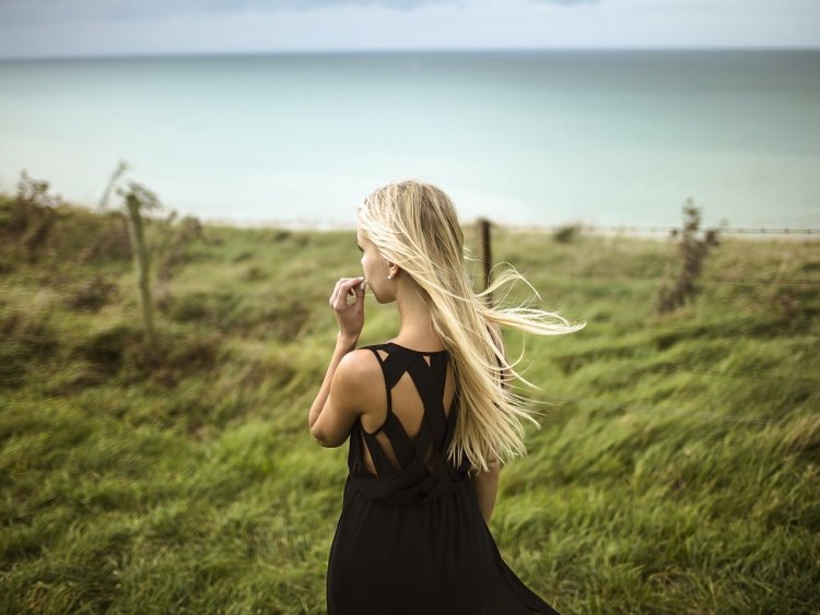 Девушка блондинка со спины