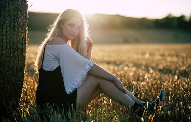 Скромная девушка на природе