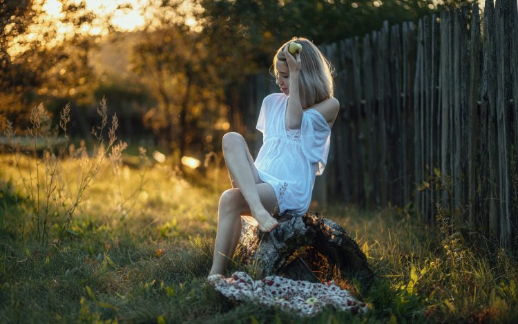 Босые девушки на траве