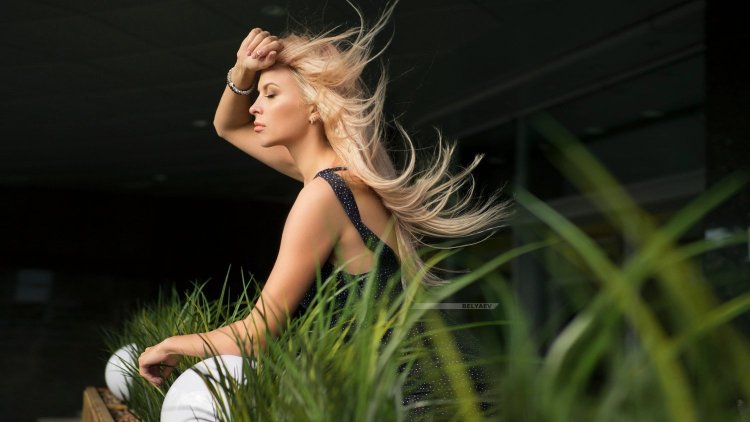 Волосы развиваются