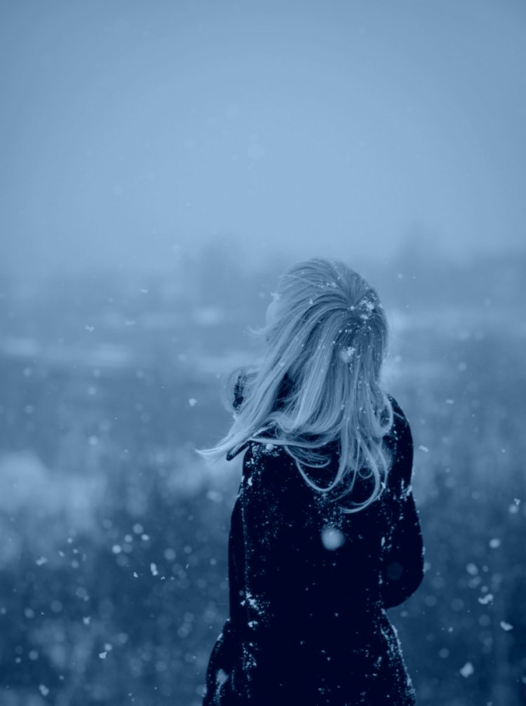 Девушка со спины мелированная зимой