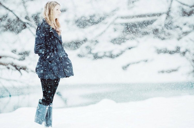 Блондинка в снегу