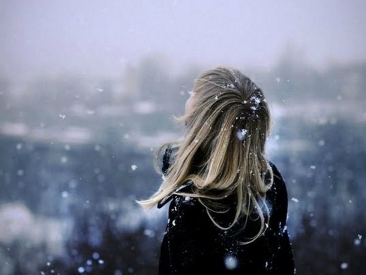 Девушка в снегу