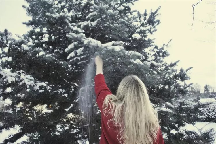 Блондинка спиной зима