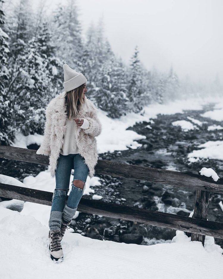 Девушка в зимнем лесу