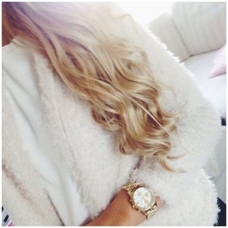 Блондинка с длинными волосами со спины зимой