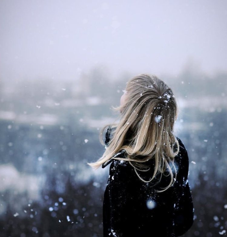 Девушка в снегу