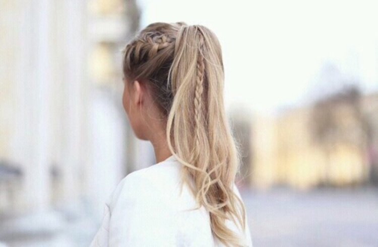Девушка со светлыми волосами боком