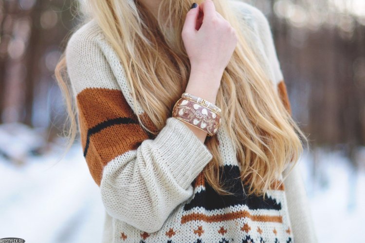 Блондинка в свитере без лица