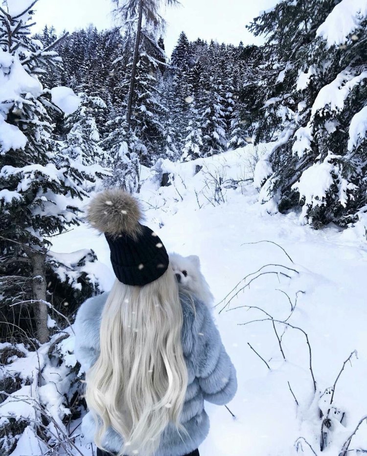 Зимний пейзаж с блондинкой