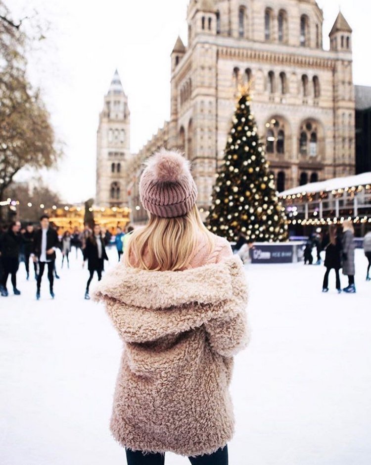 Блондинка спиной зима