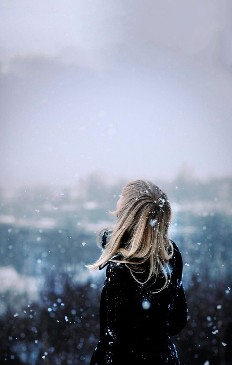 Девушка в снегу