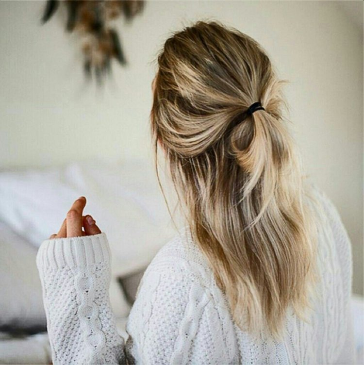 Девушка со светлыми волосами сзади