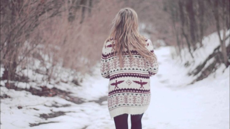 Девочка в свитере спиной