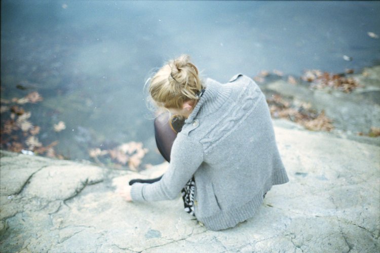 Блондинка со спины зимой с короткими волосами