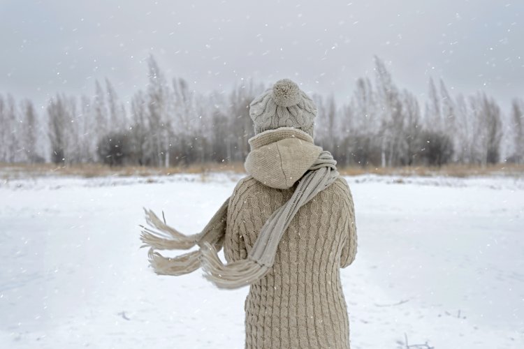 Грустная девушка зимой