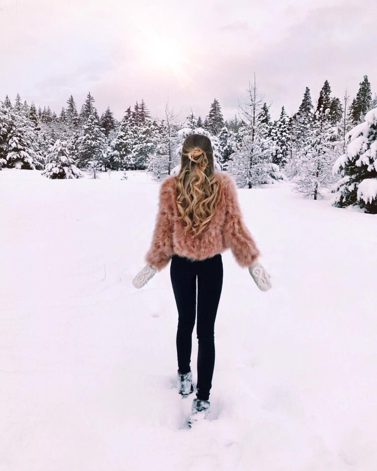 Девушка в шубе зимой со спины