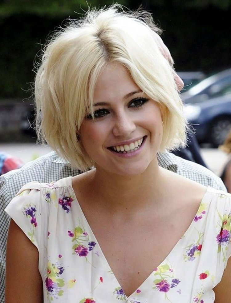 Блондинка с короткой стрижкой