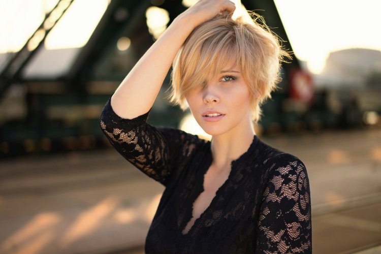 Блондинка с короткими волосами