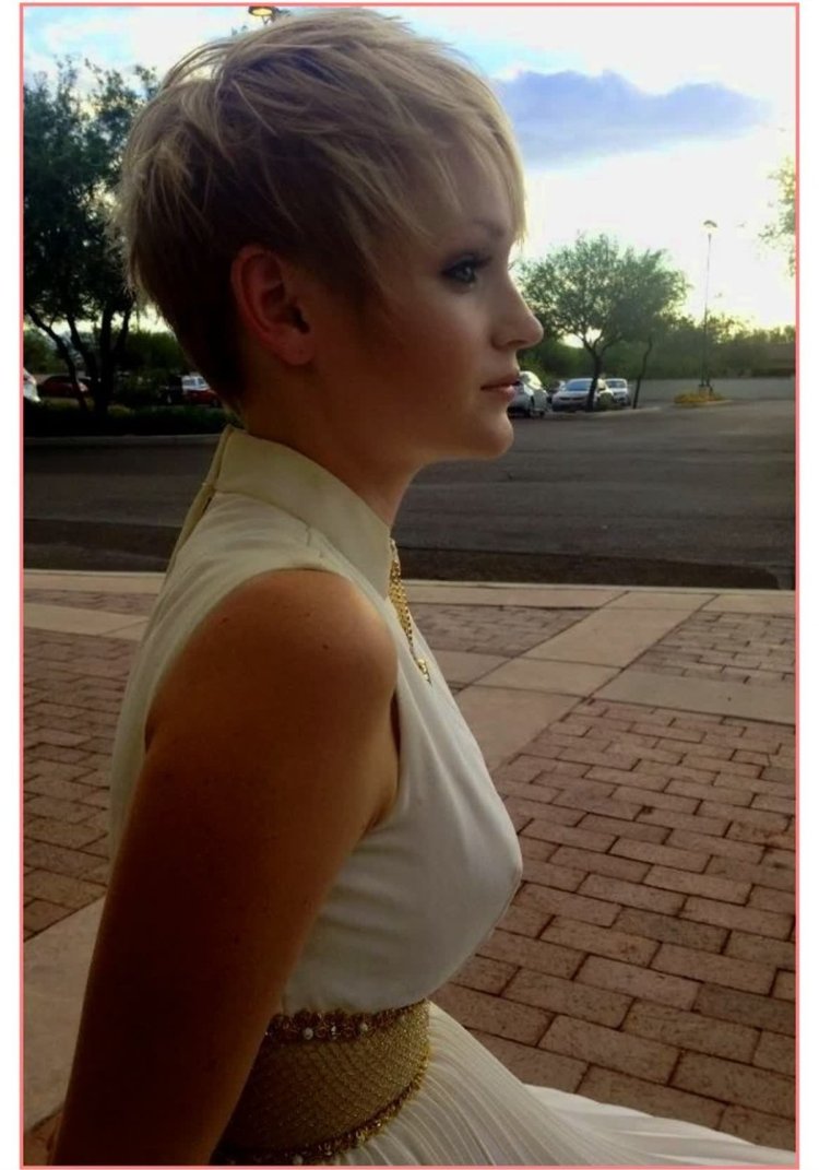 Блондинка с короткой стрижкой