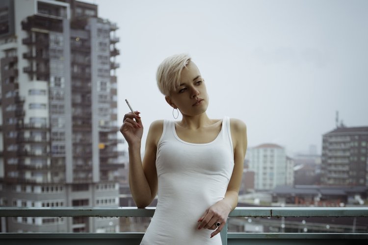 Блондинка с короткими волосами танцует