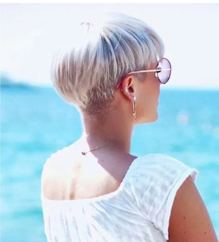 Блондинка с короткой стрижкой со спины