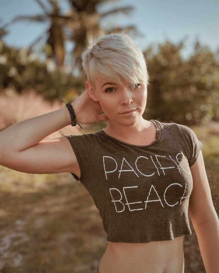 Красивые формы девушек с короткой стрижкой