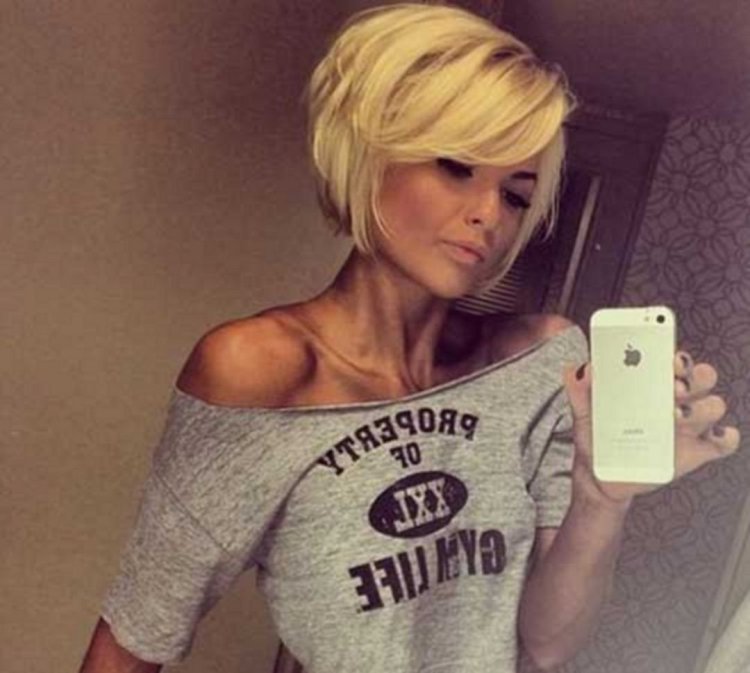 Блондинка с короткой стрижкой селфи