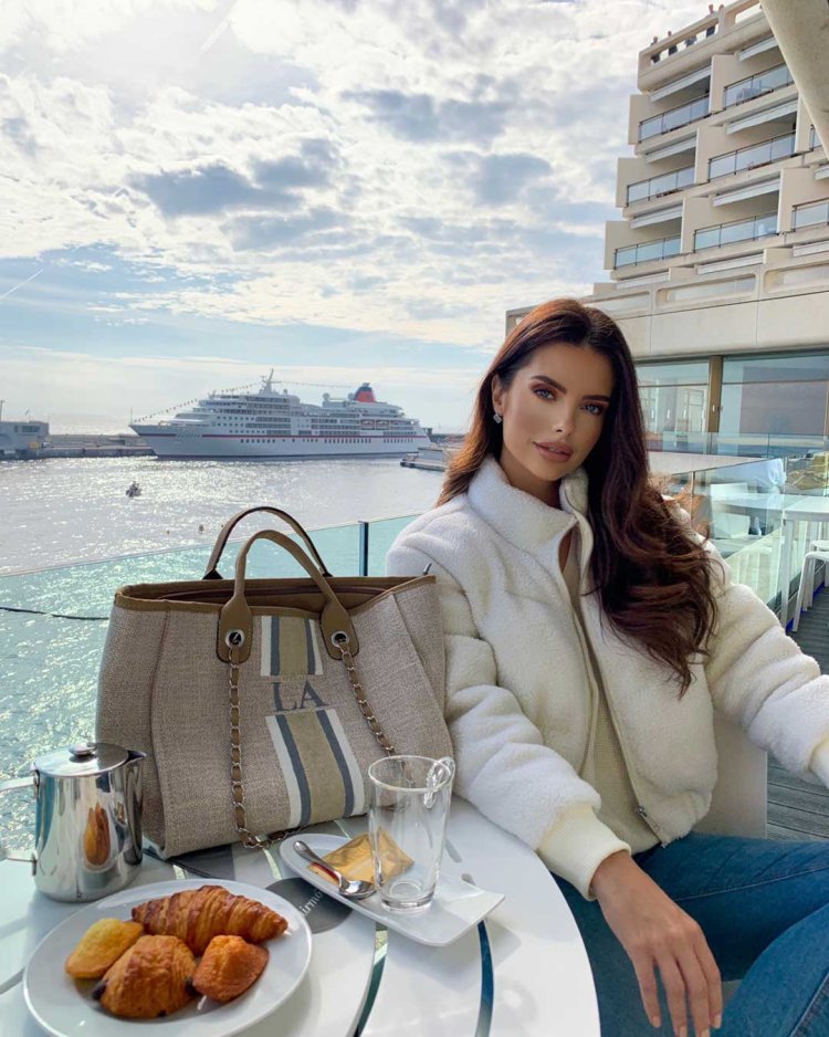 Блондинка и брюнет