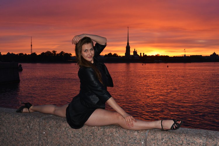 Девушка в белом ночью