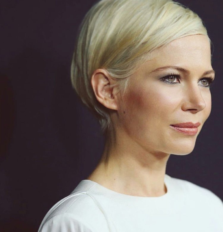 Актриса с короткими белыми волосами