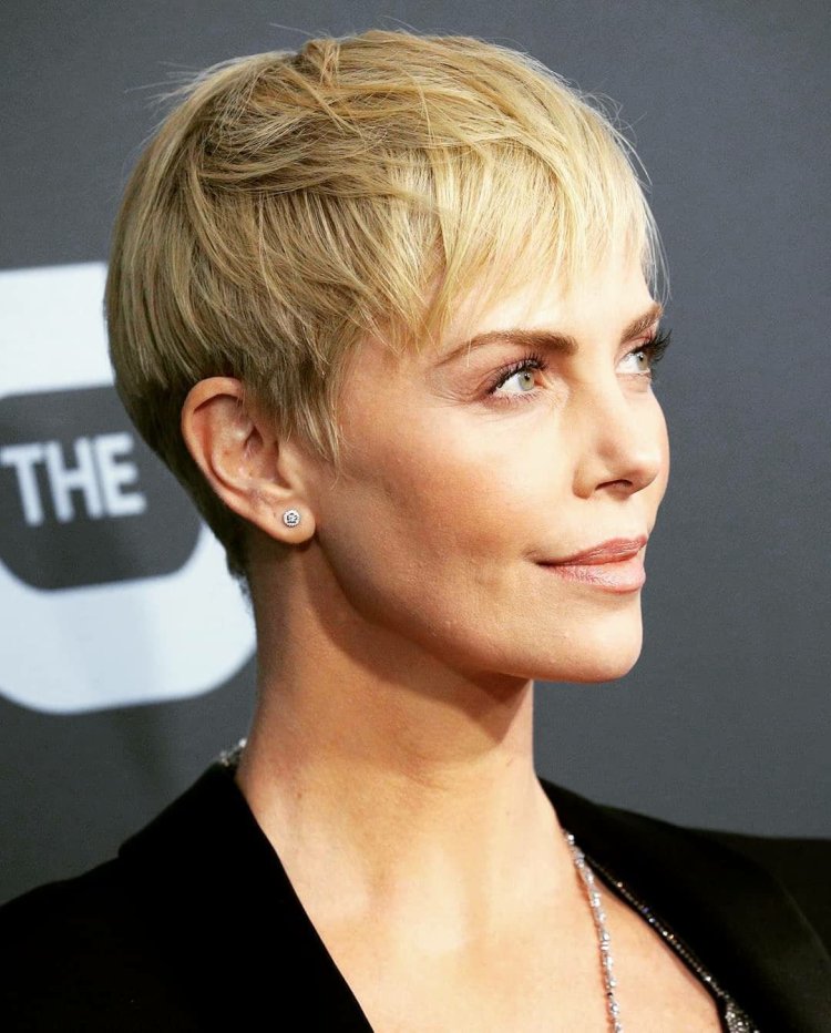 Шарлиз Терон со стрижкой Гарсон