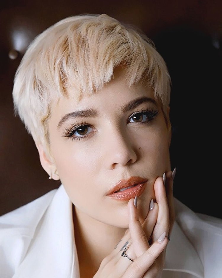 Холзи блондинка